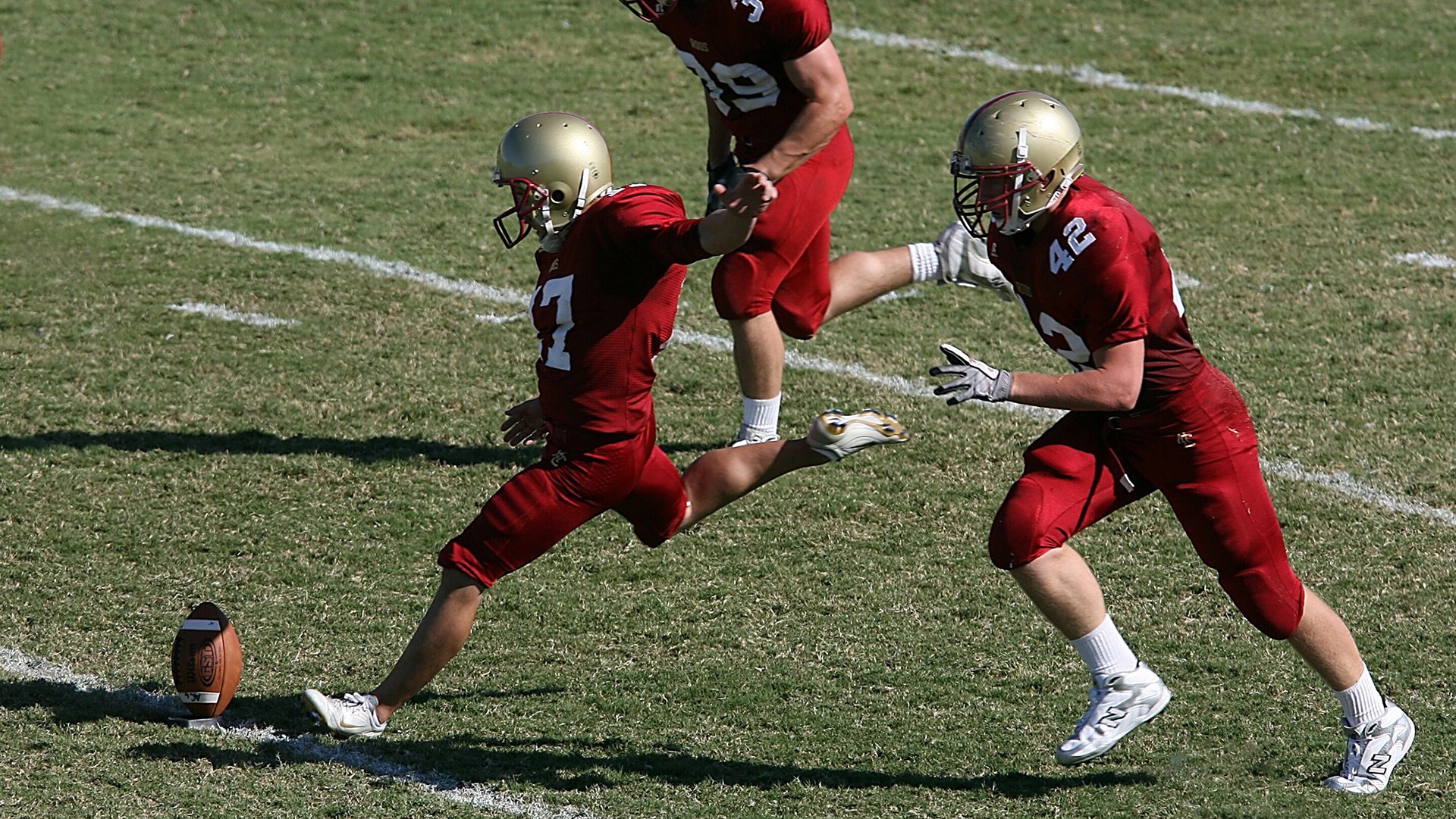 女足俱乐部开设训练营邀请球迷现场参与互动，女足集训